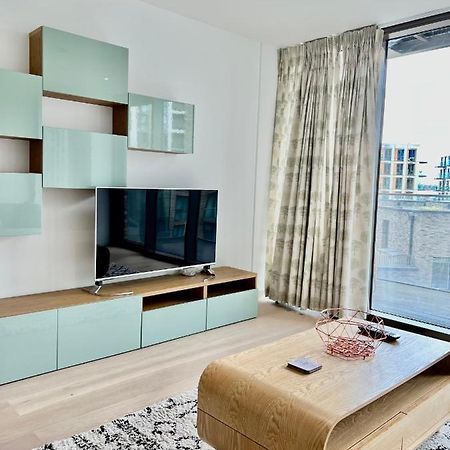 Luxury 2 Bedroom 2 Bathroom Apartment - London City Airport Екстериор снимка