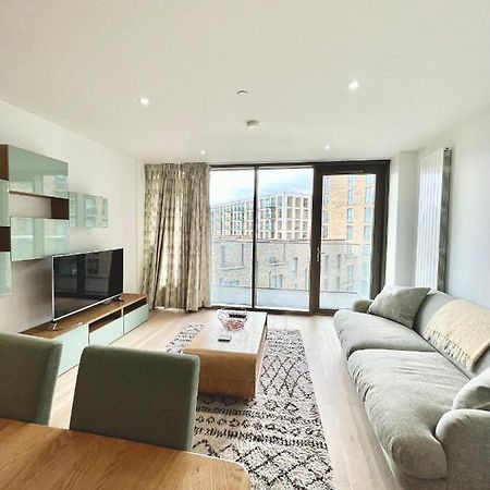 Luxury 2 Bedroom 2 Bathroom Apartment - London City Airport Екстериор снимка