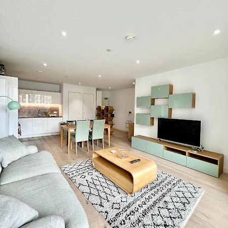Luxury 2 Bedroom 2 Bathroom Apartment - London City Airport Екстериор снимка