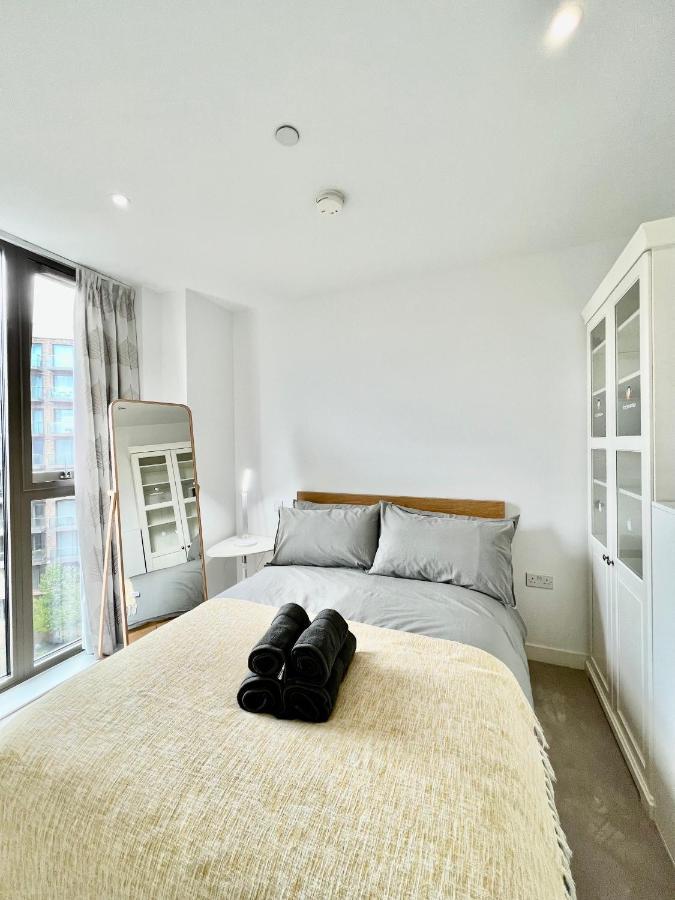 Luxury 2 Bedroom 2 Bathroom Apartment - London City Airport Екстериор снимка