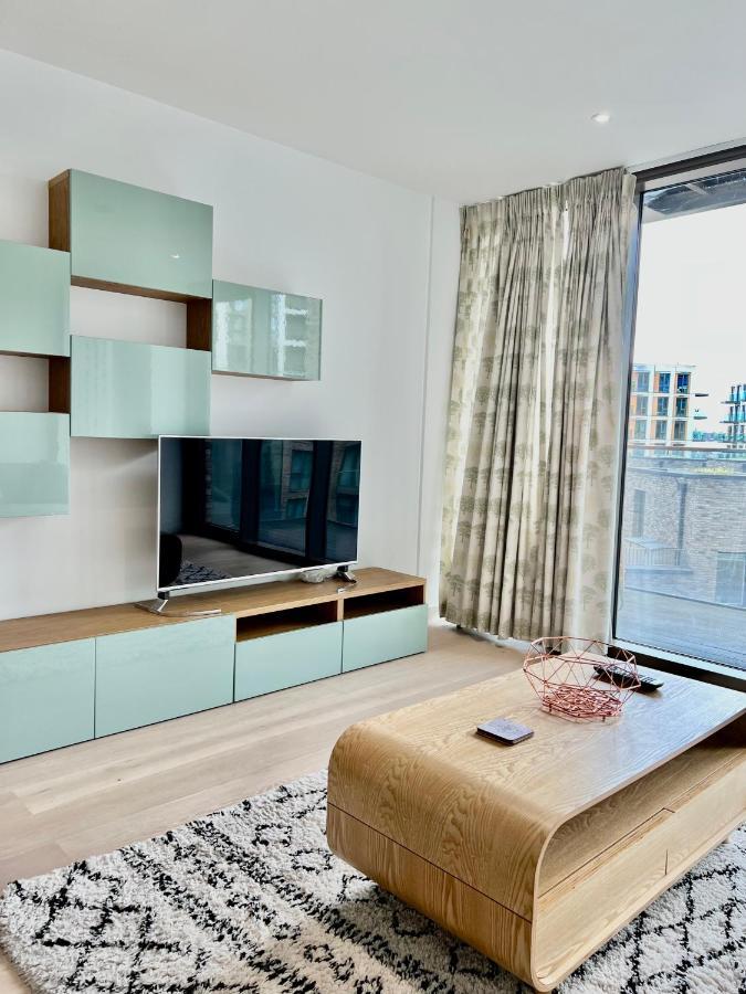Luxury 2 Bedroom 2 Bathroom Apartment - London City Airport Екстериор снимка