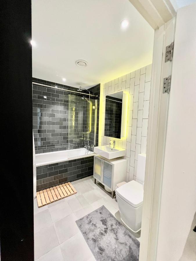 Luxury 2 Bedroom 2 Bathroom Apartment - London City Airport Екстериор снимка