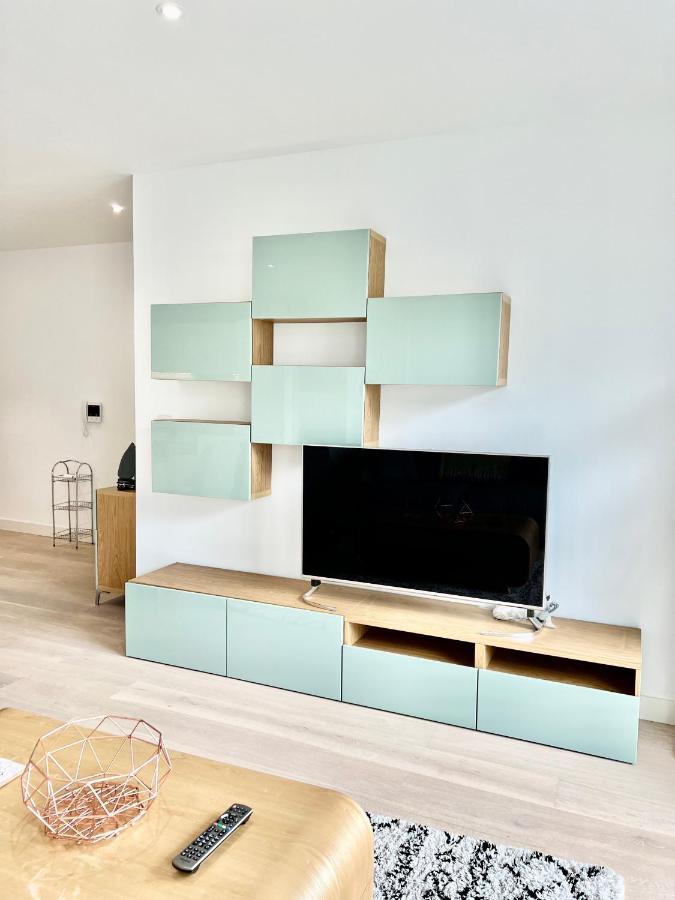 Luxury 2 Bedroom 2 Bathroom Apartment - London City Airport Екстериор снимка