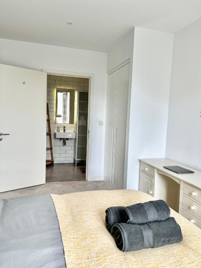 Luxury 2 Bedroom 2 Bathroom Apartment - London City Airport Екстериор снимка