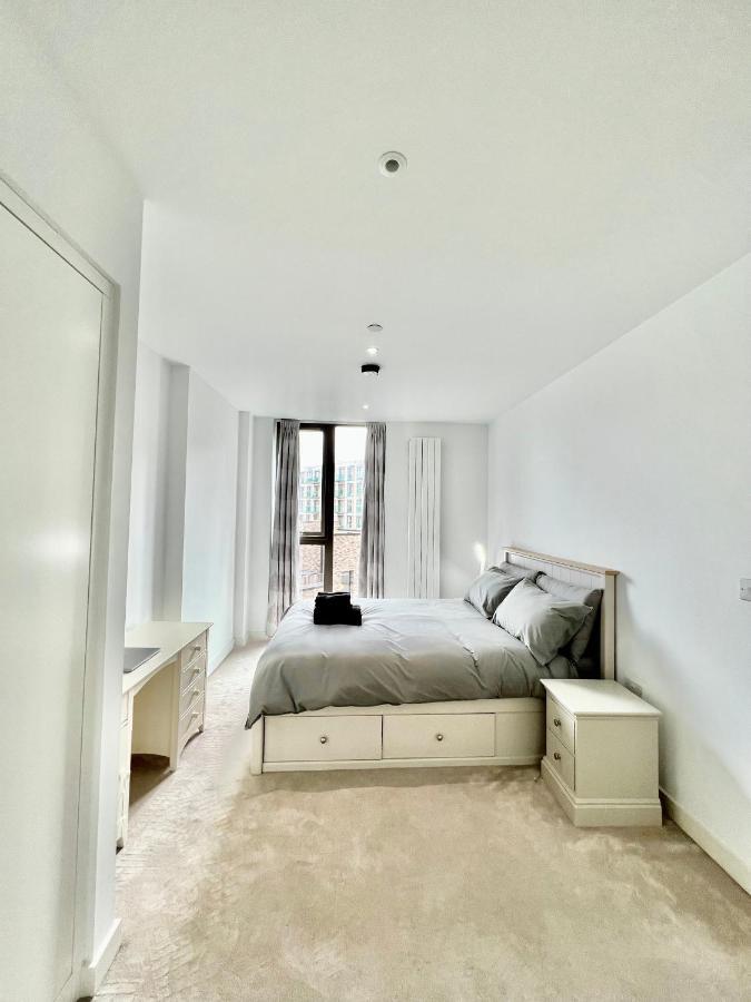 Luxury 2 Bedroom 2 Bathroom Apartment - London City Airport Екстериор снимка