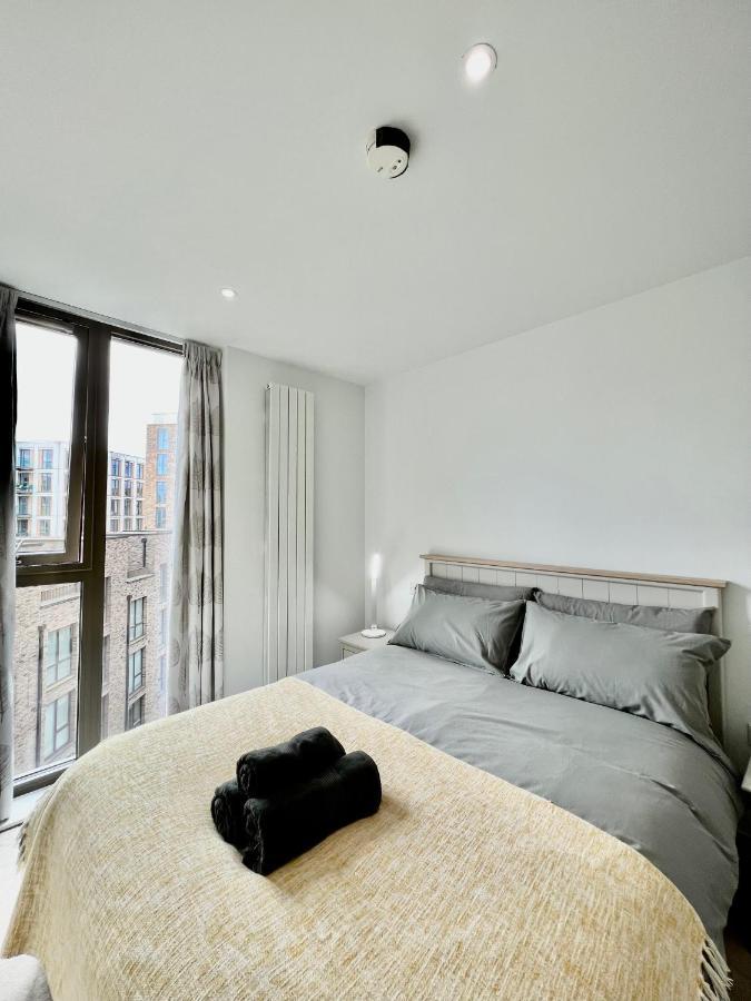 Luxury 2 Bedroom 2 Bathroom Apartment - London City Airport Екстериор снимка