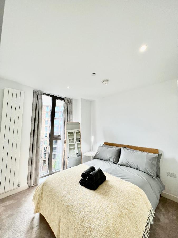 Luxury 2 Bedroom 2 Bathroom Apartment - London City Airport Екстериор снимка