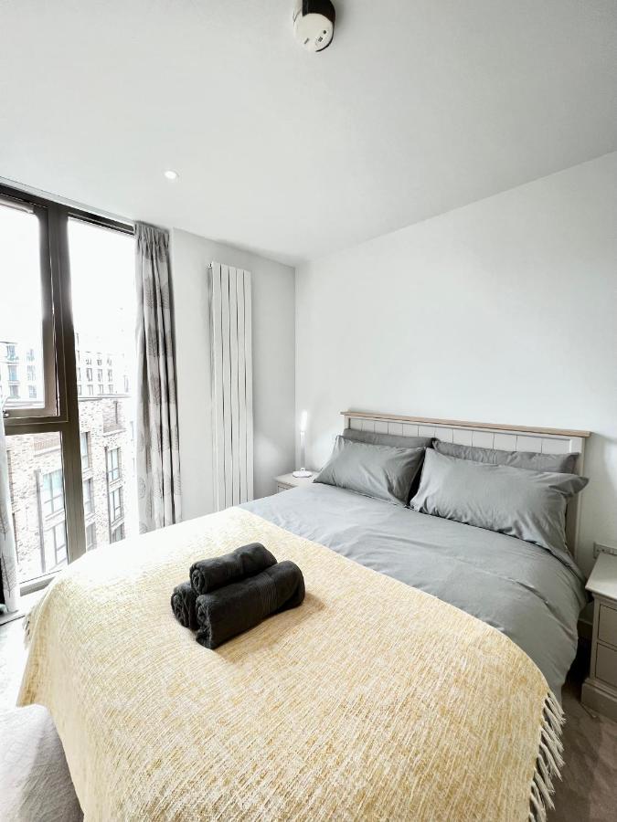 Luxury 2 Bedroom 2 Bathroom Apartment - London City Airport Екстериор снимка