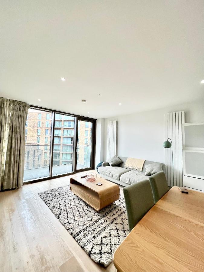 Luxury 2 Bedroom 2 Bathroom Apartment - London City Airport Екстериор снимка