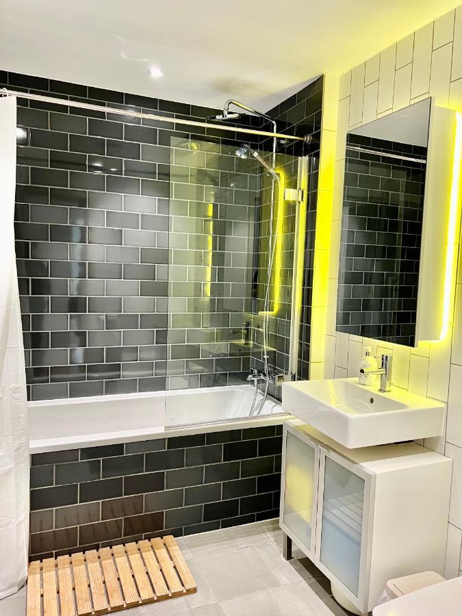 Luxury 2 Bedroom 2 Bathroom Apartment - London City Airport Екстериор снимка