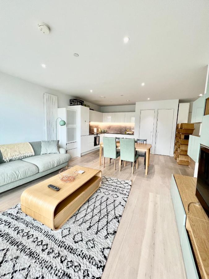 Luxury 2 Bedroom 2 Bathroom Apartment - London City Airport Екстериор снимка