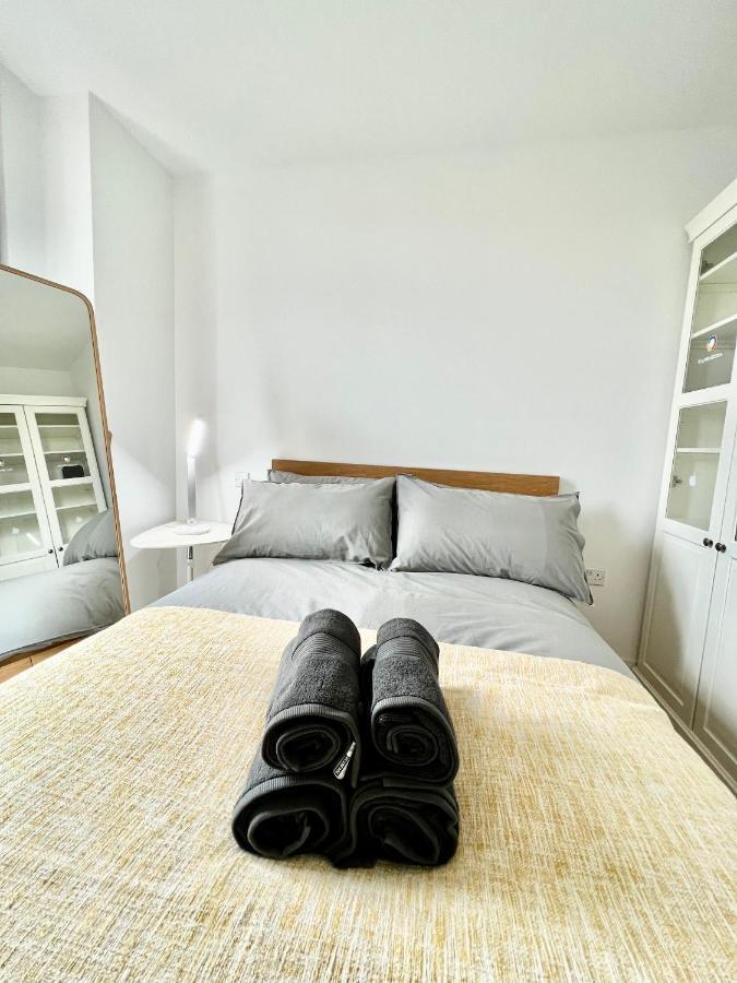 Luxury 2 Bedroom 2 Bathroom Apartment - London City Airport Екстериор снимка