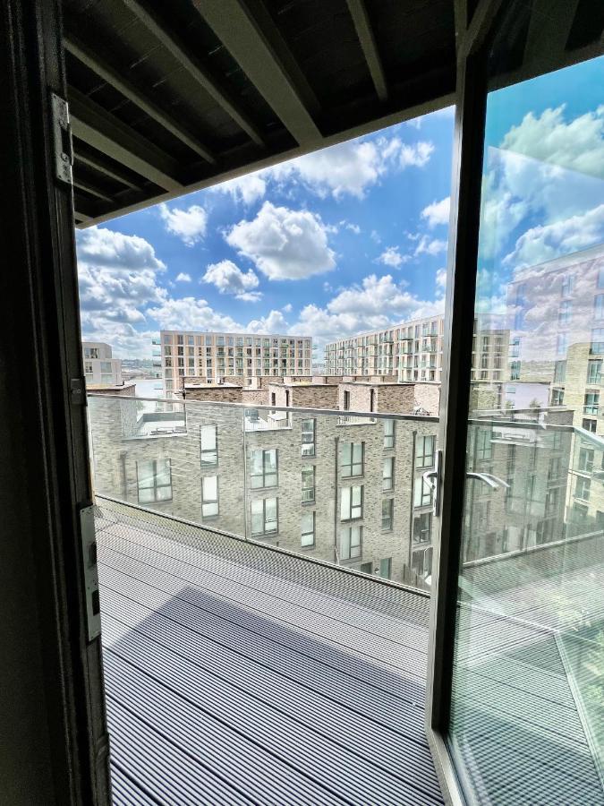 Luxury 2 Bedroom 2 Bathroom Apartment - London City Airport Екстериор снимка
